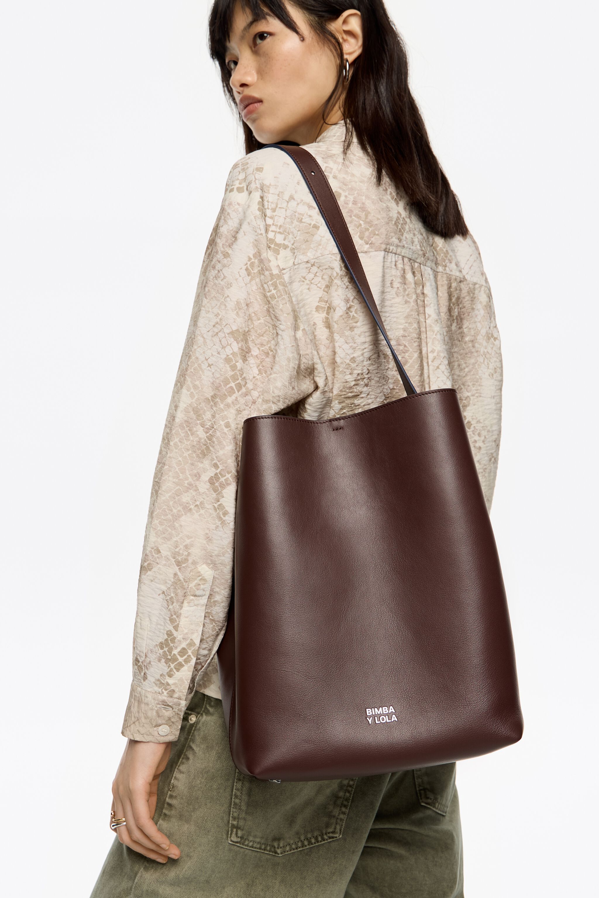 Large chocolate leather Carlino bag