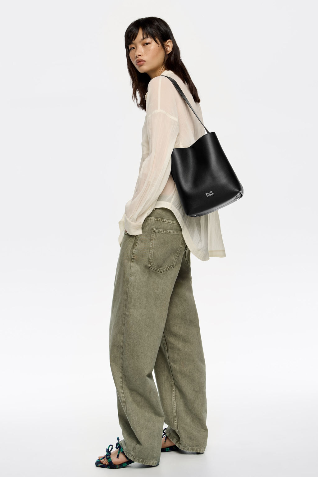 Medium black leather Carlino bag