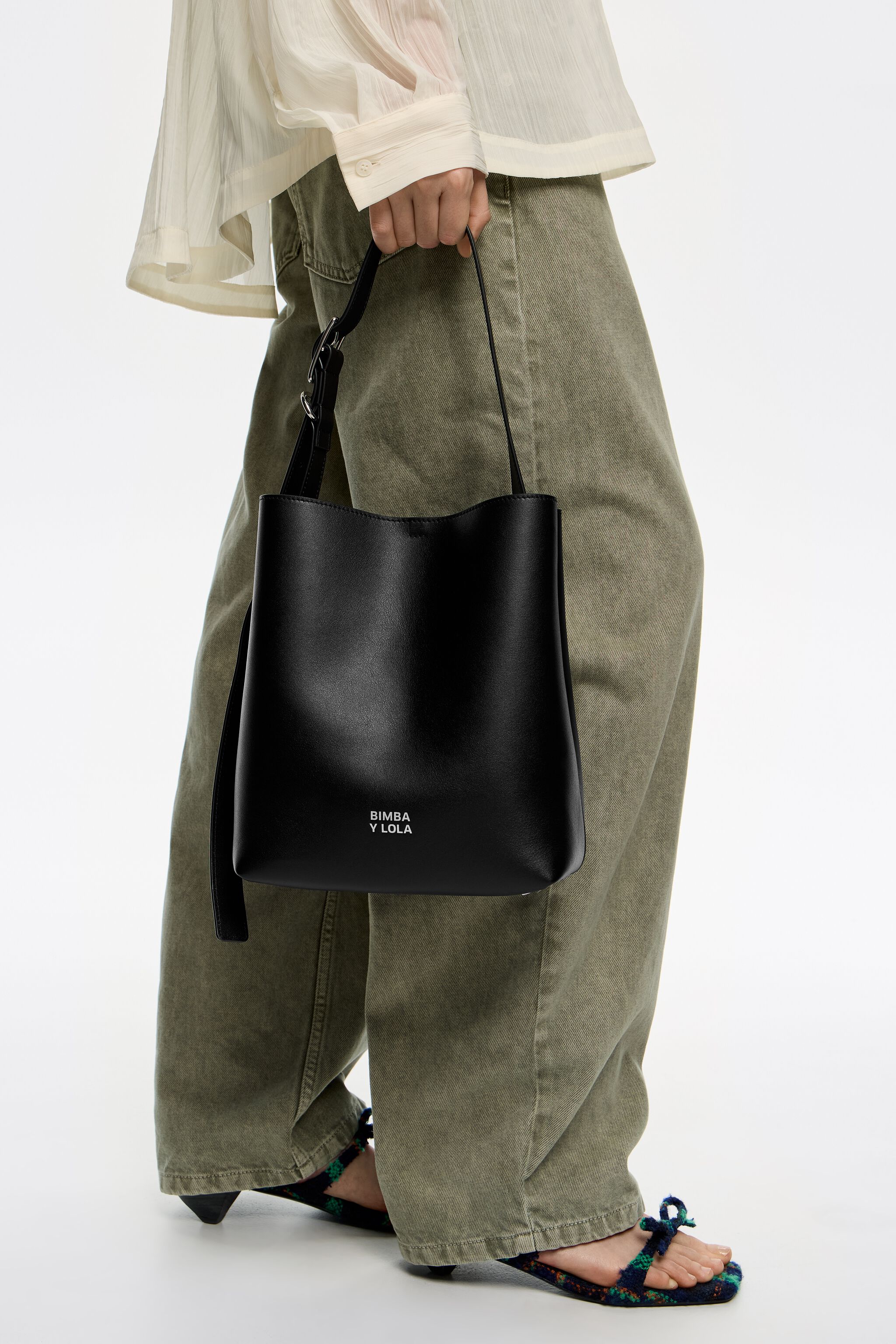 Medium black leather Carlino bag