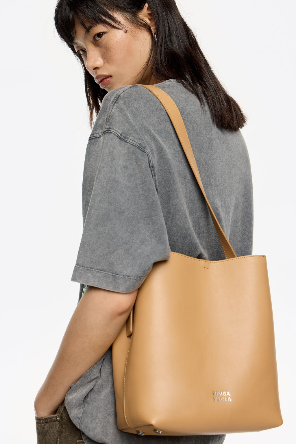 Medium desert leather Carlino bag