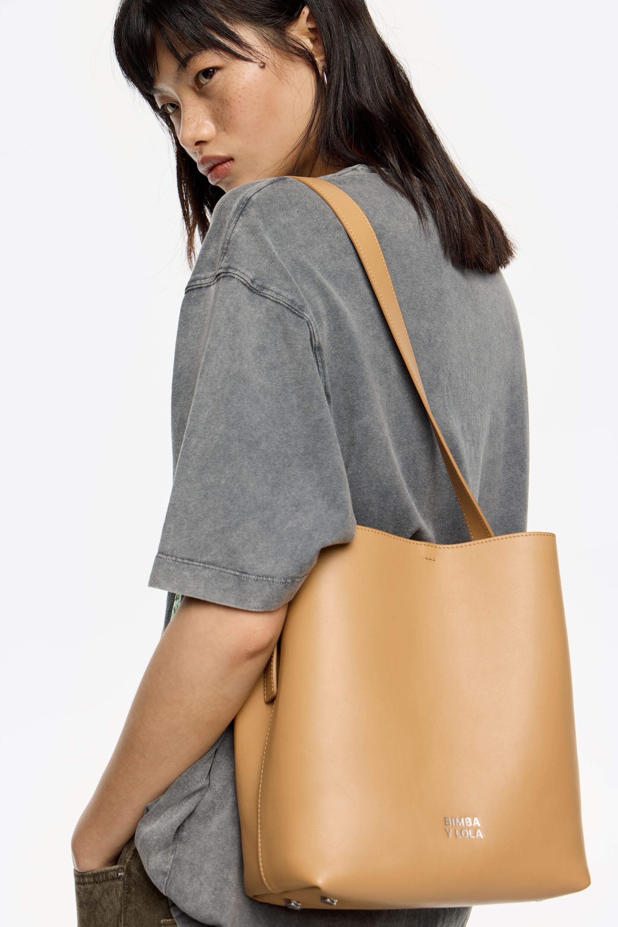 Medium desert leather Carlino bag