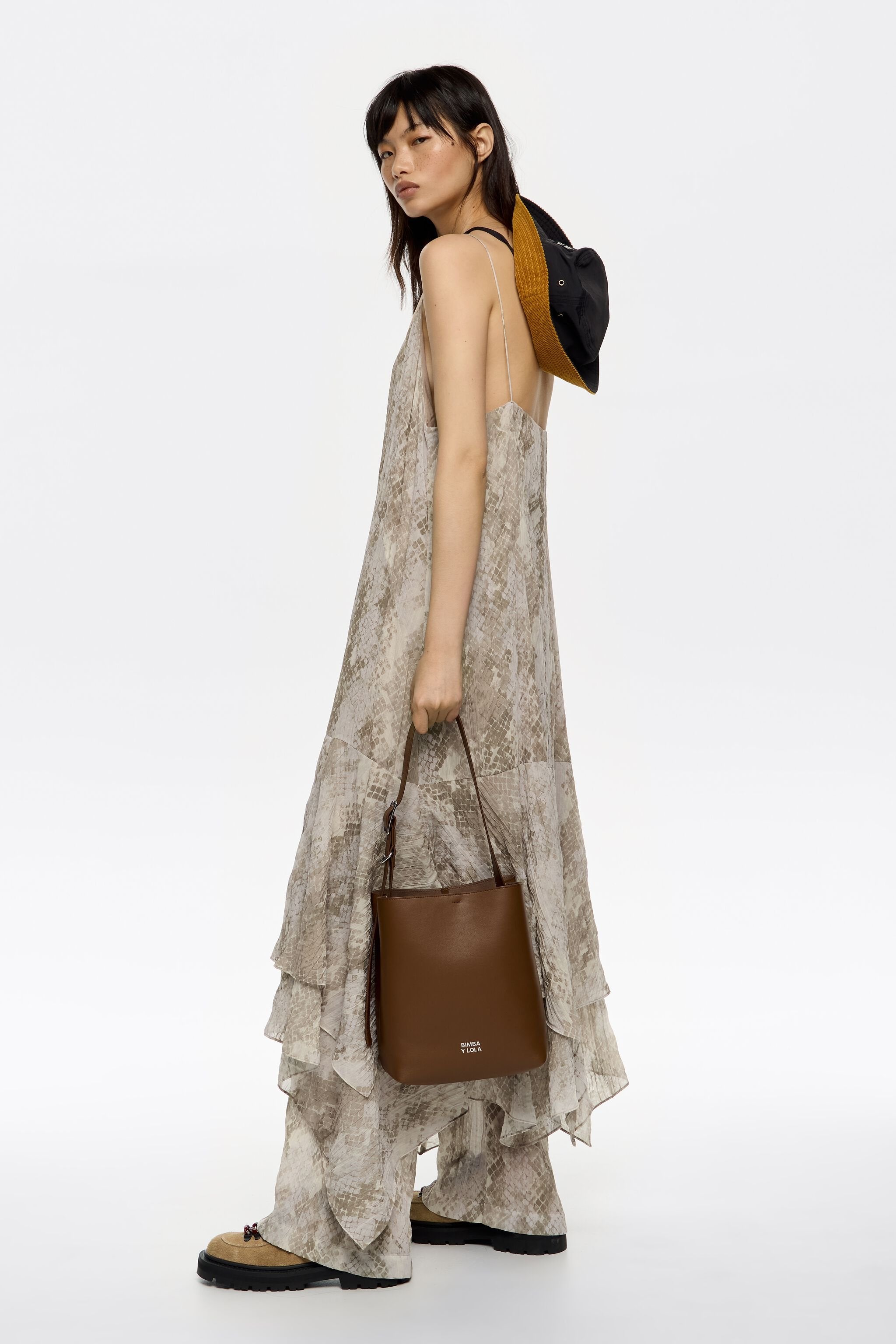 Medium oak leather Carlino bag