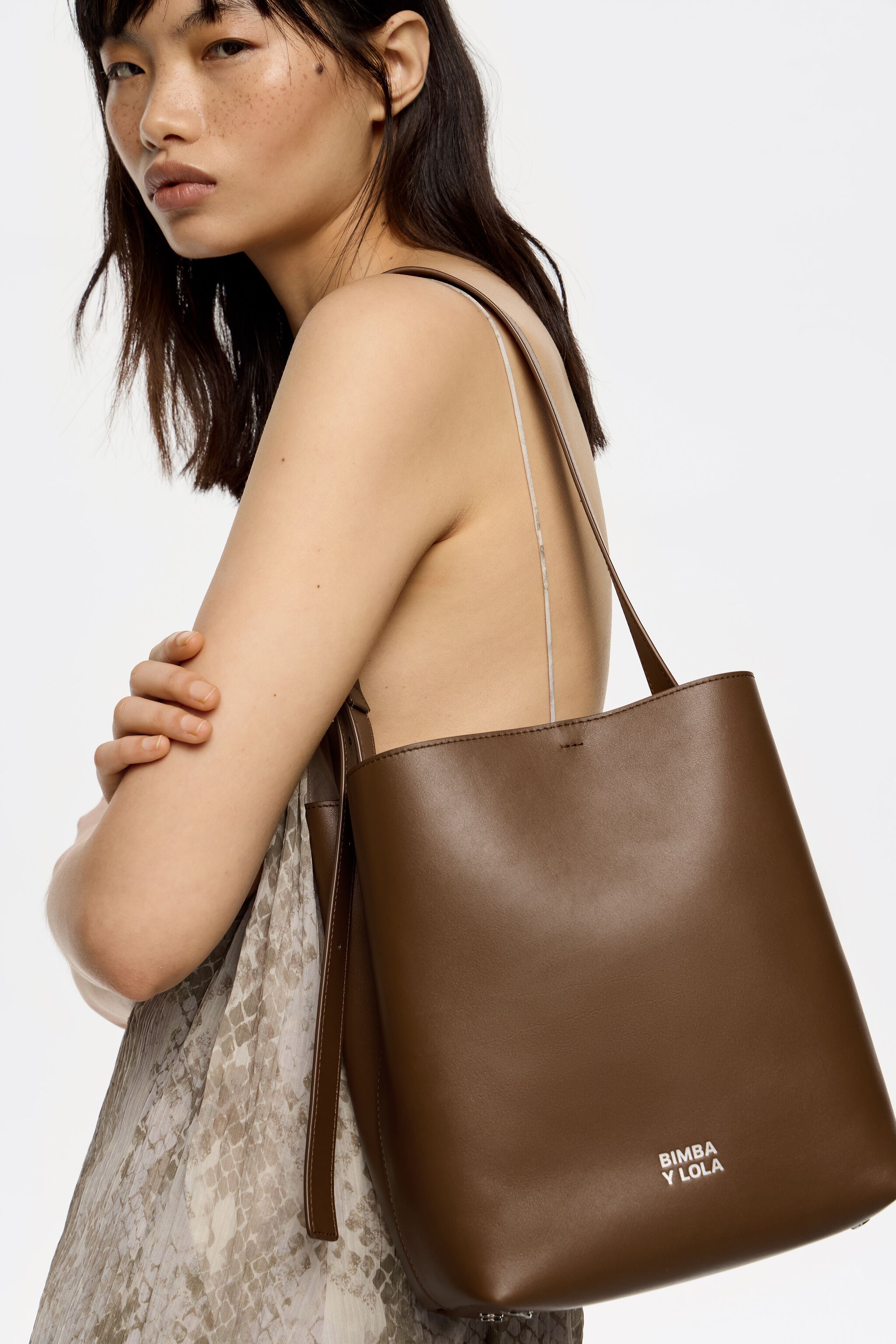 Medium oak leather Carlino bag
