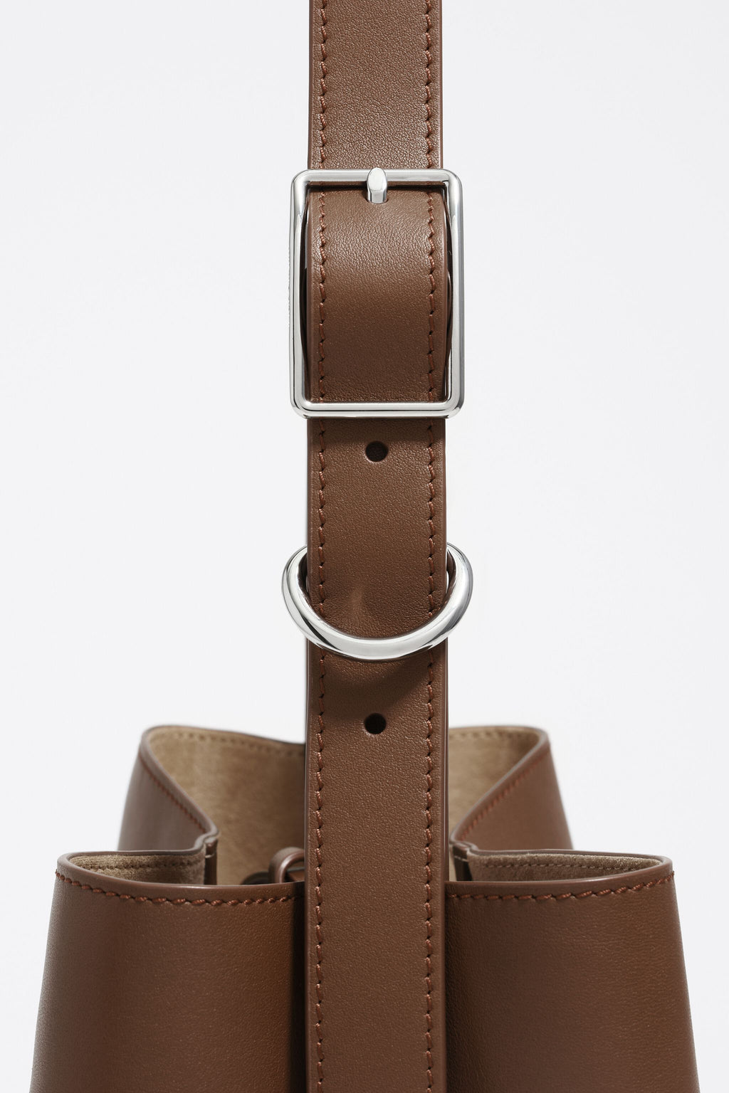 Medium oak leather Carlino bag