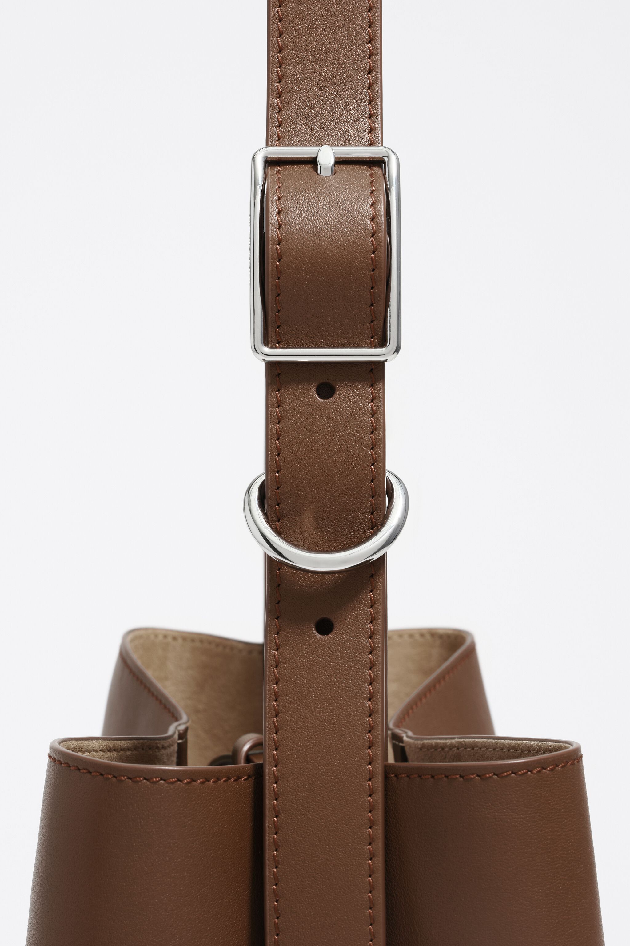 Medium oak leather Carlino bag