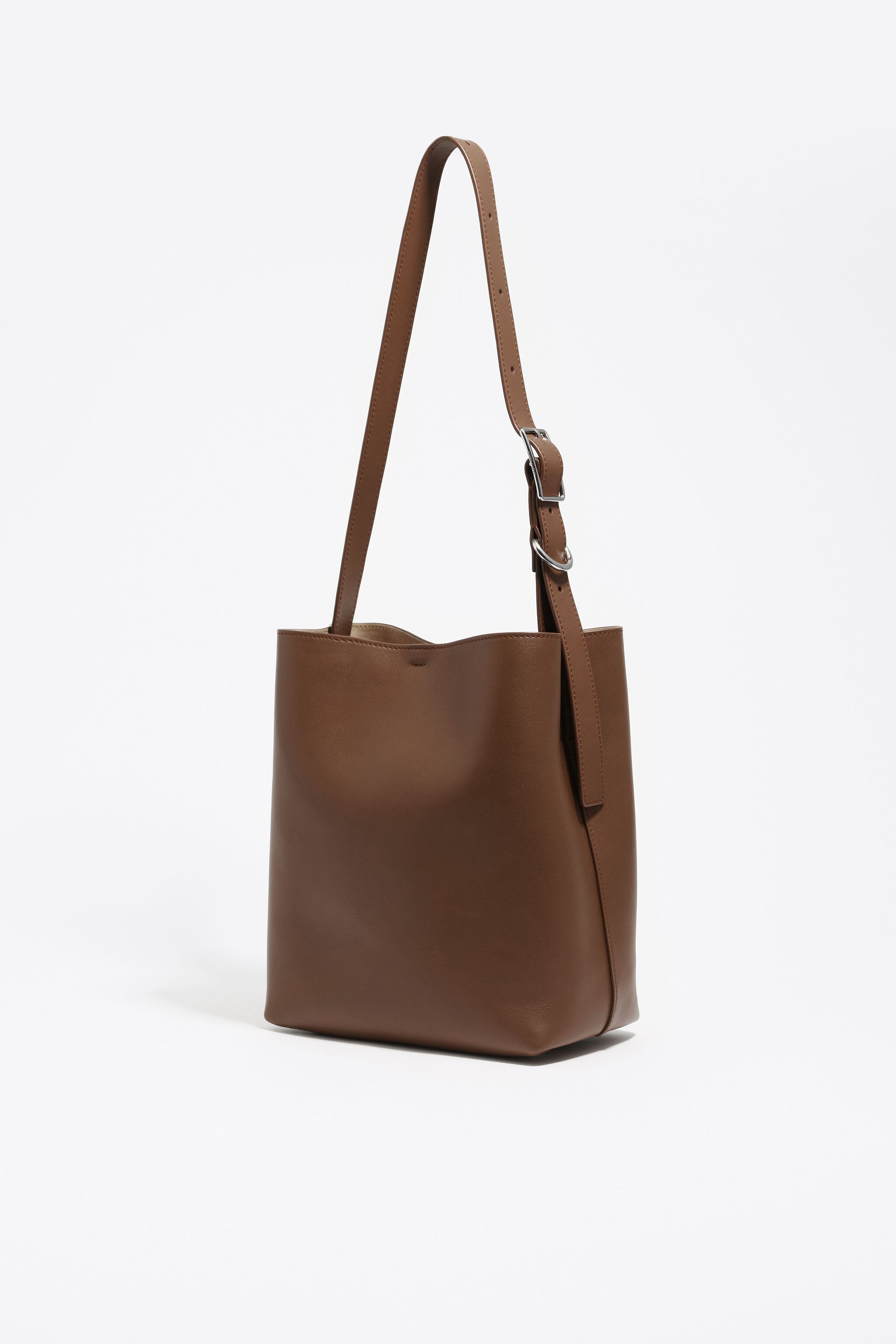 Medium oak leather Carlino bag