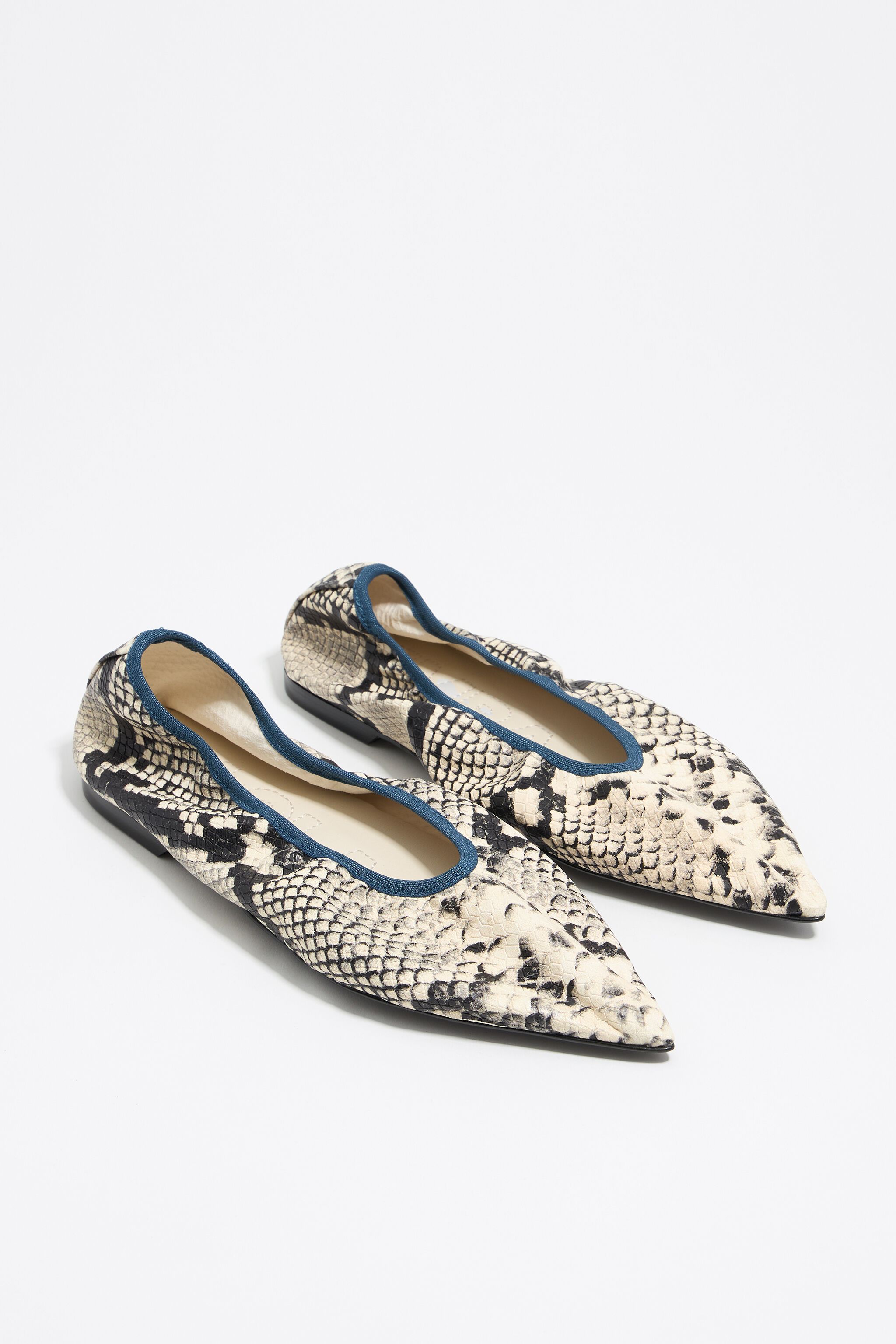 Snake print leather pointed toe ballerina