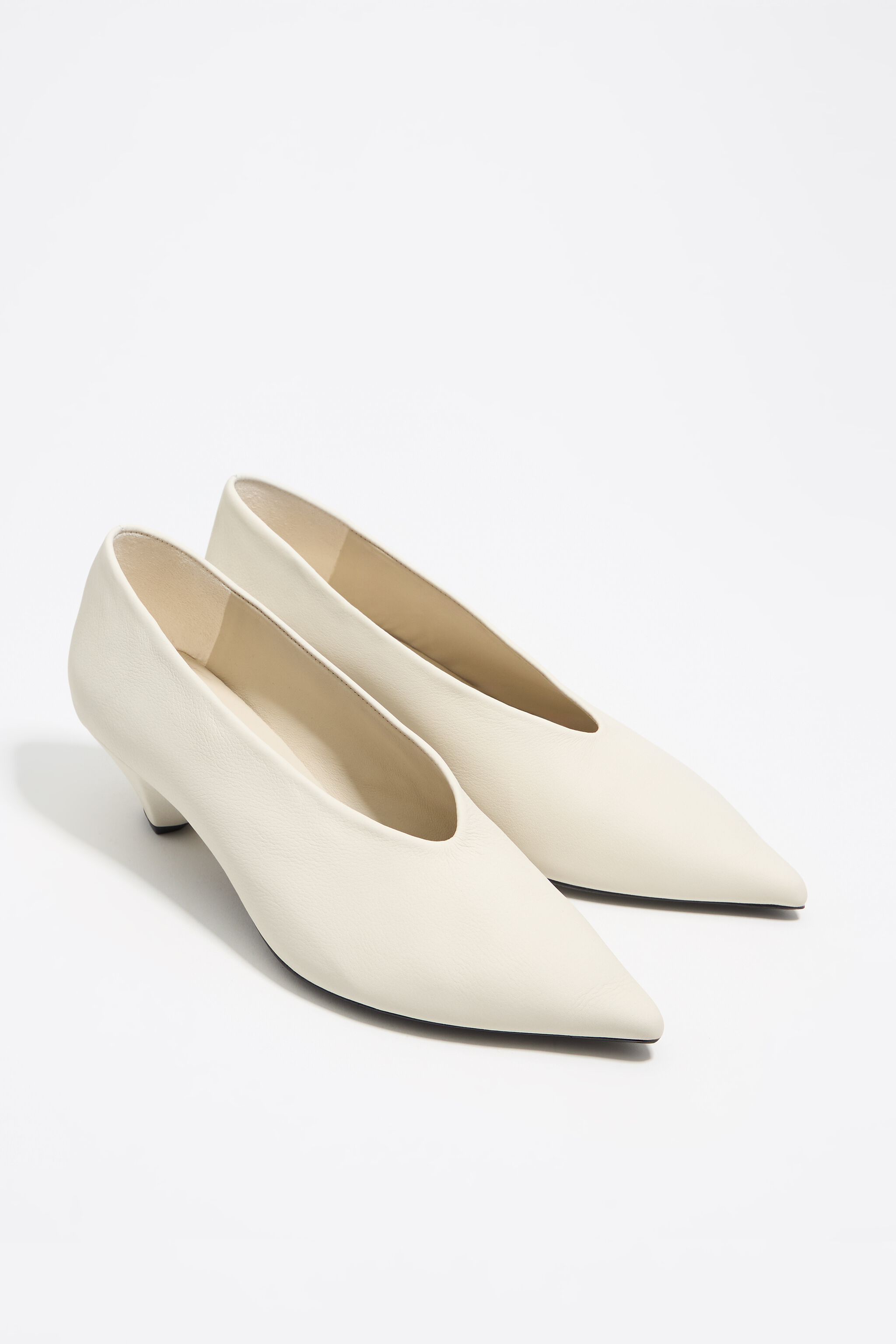 White leather medium heel court shoe